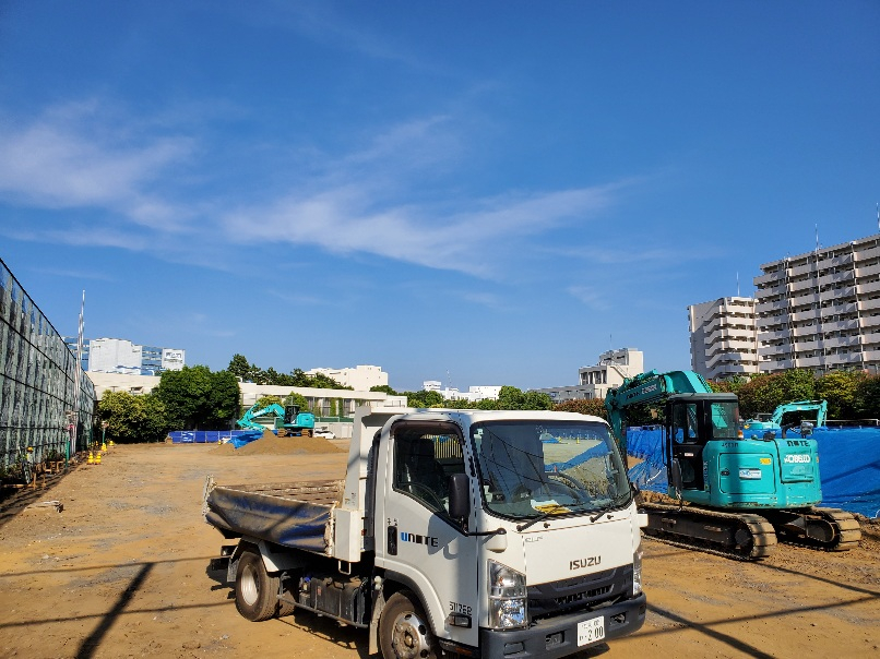 青空　とトラック工事